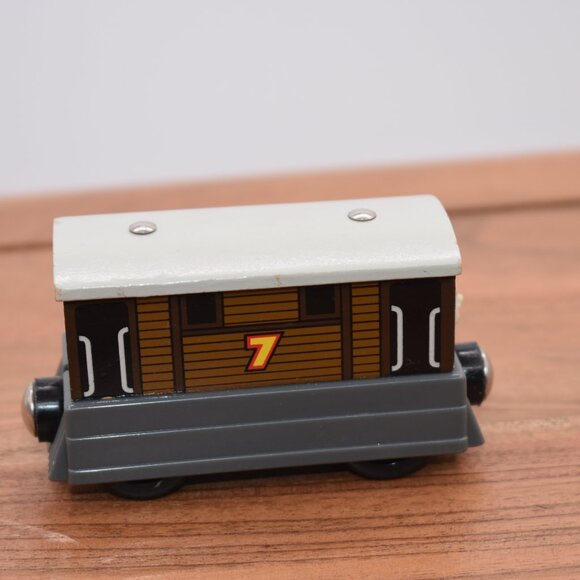 Toby # 7 2003- Thomas & Friends Wooden Railway Series Tank Engine Magnetic Toy - Picture 5 of 7
